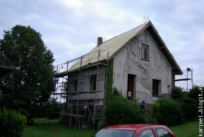Ancienne toiture et fenêtres de toit déposées, voile de toiture posé